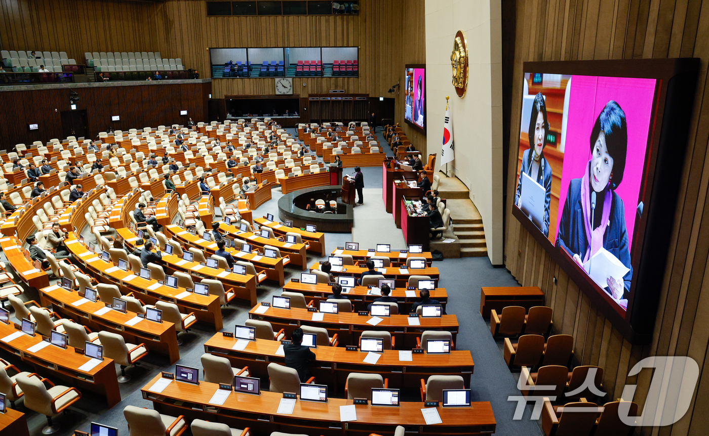 (서울=뉴스1) 안은나 기자 = 이진숙 방송통신위원장이 14일 오후 서울 여의도 국회에서 열린 제422회국회(임시회) 제6차 본회의에서 최민희 더불어민주당 의원의 교육·사회·문화에 …
