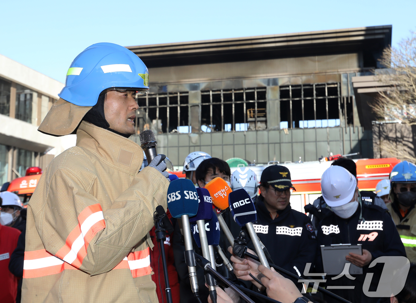 (부산=뉴스1) 윤일지 기자 = 홍문식 부산 기장소방서장이 14일 부산 기장군 반얀트리 호텔 신축 공사장 화재 사고와 관련해 현장 브리핑하고 있다. 2025.2.14/뉴스1
