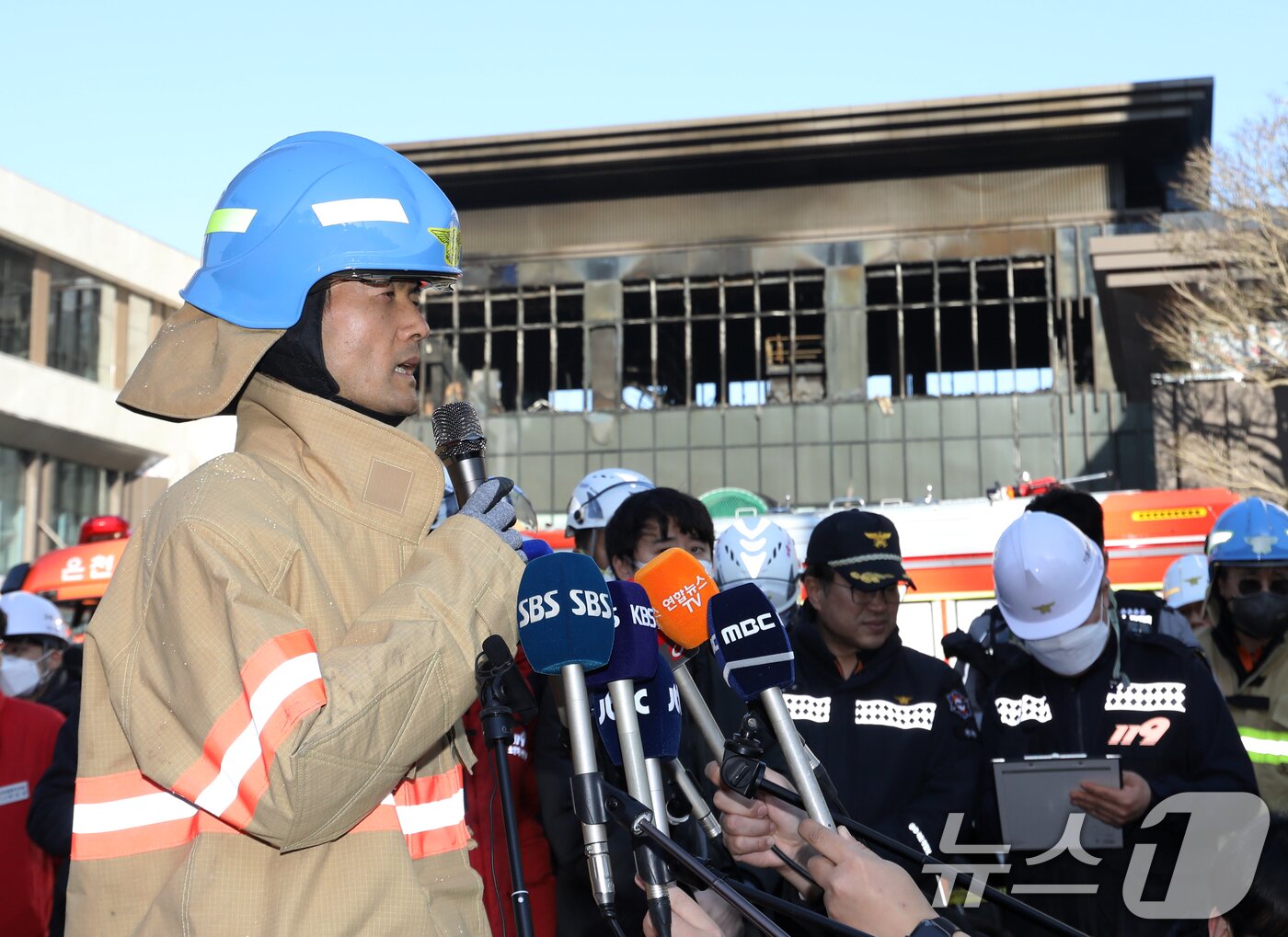 본문 이미지 - 홍문식 부산 기장소방서장이 14일 부산 기장군 반얀트리 호텔 신축 공사장 화재 사고와 관련해 현장 브리핑하고 있다. 2025.2.14/뉴스1 ⓒ News1 윤일지 기자