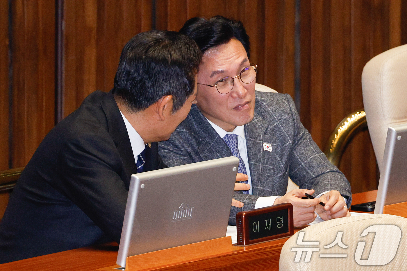 (서울=뉴스1) 안은나 기자 = 정청래 법사위원장(왼쪽)과 김민석 더불어민주당 최고위원이 14일 오후 서울 여의도 국회에서 열린 제422회국회(임시회) 제6차 본회의에서 대화하고 …