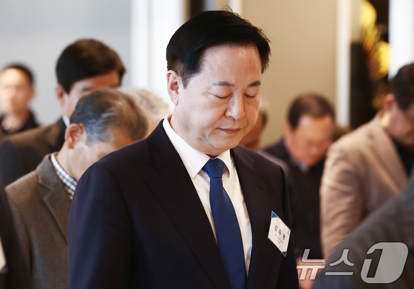 (서울=뉴스1) 김민지 기자 = 김두관 넥스트코리아 포럼 이사장이 14일 오후 서울 여의도 켄싱턴호텔에서 열린 '넥스트코리아 포럼 출범식'에서 묵념하고 하고 있다. 2025.2.1 …