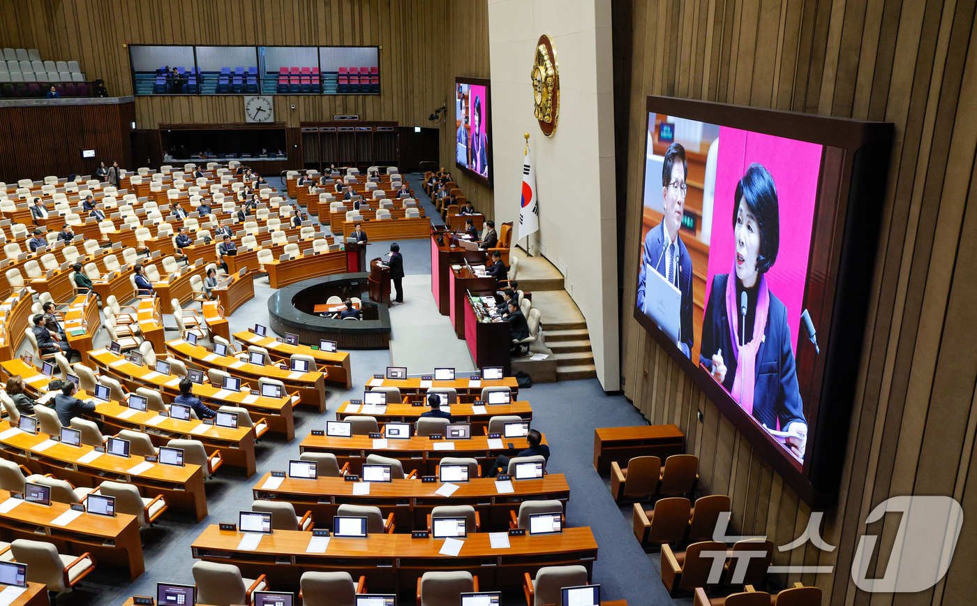 (서울=뉴스1) 안은나 기자 = 김문수 고용노동부 장관이 14일 오후 서울 여의도 국회에서 열린 제422회국회(임시회) 제6차 본회의에서 최민희 더불어민주당 의원의 교육·사회·문화 …