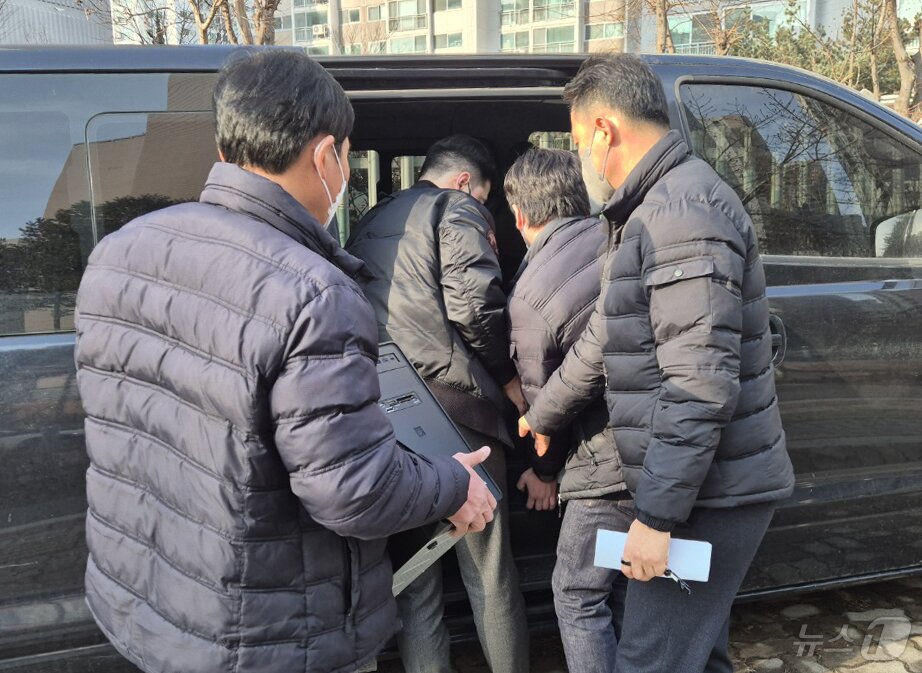 본문 이미지 - 흉기를 휘둘러 김하늘 양을 숨지게 한 교사를 수사중인 대전 서부경찰서 소속 수사관들이 지난 14일 해당 학교에 대한 압수수색을 벌여 교사가 사용한 컴퓨터를 옮기고 있다. 2025.2.14/뉴스1 ⓒ News1 최형욱 기자