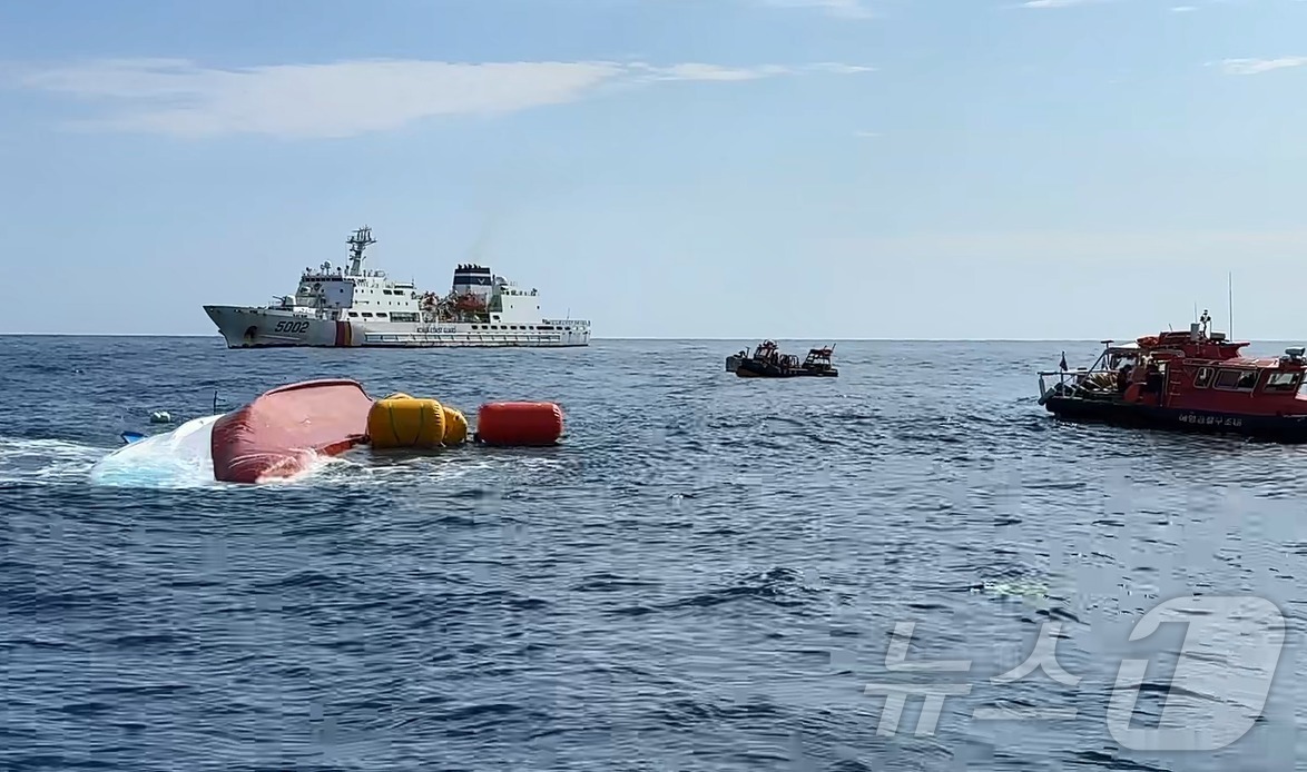 (제주=뉴스1) 홍수영 기자 = 14일 오후 제주 서귀포시 표선면 남서쪽 약 12㎞ 해상에서 '2066재성호'가 예인되고 있다. (제주해양경찰청 제공. 재판매 및 DB금지) 202 …