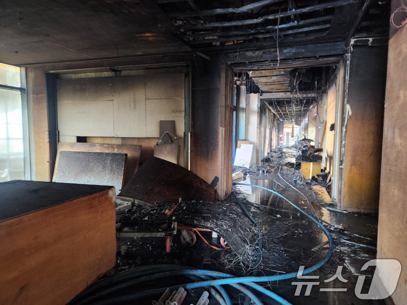 본문 이미지 - 14일 부산 기장군 반얀트리 호텔 신축 공사장에서 화재가 발생한 가운데 B동 1층 내부가 불에 검게 타 있다. &#40;부산소방재난본부 제공. 재판매 및 DB 금지&#41; 2025.2.14/뉴스1 ⓒ News1 윤일지 기자