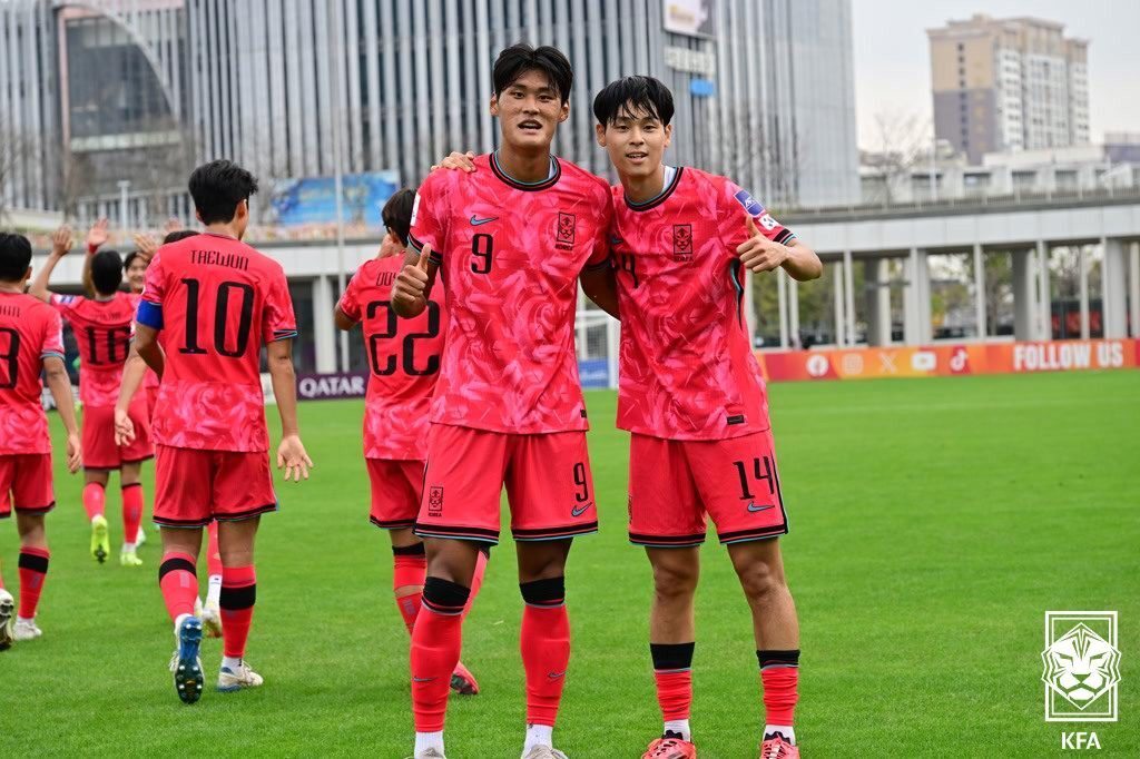 본문 이미지 - U20 축구대표팀 미드필더 백민규(오른쪽)가 14일 열린 2025 AFC U20 아시안컵 조별리그 D조 시리아와 1차전에서 전반 23분 결승 골을 터뜨린 뒤 하정우와 세리머니를 펼치고 있다. (대한축구협회 제공)