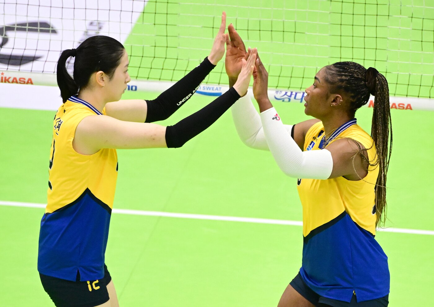 본문 이미지 - 하이파이브하는 현대건설 외국인선수 모마(오른쪽)와 이다현. (KOVO 제공)