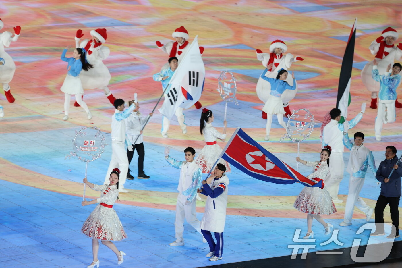 본문 이미지 - 14일 중국 헤이룽장성 하얼빈 국제 컨벤션 전시 스포츠센터에서 열린 제9회 하얼빈 동계아시안게임 폐회식에 대한민국 기수 예카테리나 압바꾸모바가 태극기를 들고, 북한 기수 현금철이 인공기를 들고 입장하고 있다. 2025.2.14./뉴스1 ⓒ News1 이승배 기자
