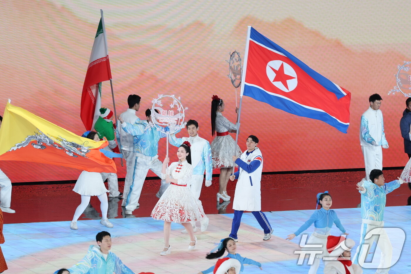 본문 이미지 - 14일 중국 헤이룽장성 하얼빈 국제 컨벤션 전시 스포츠센터에서 열린 제9회 하얼빈 동계아시안게임 폐회식에 북한 현금철이 인공기를 들고 입장하고 있다. 2025.2.14/뉴스1 ⓒ News1 이승배 기자