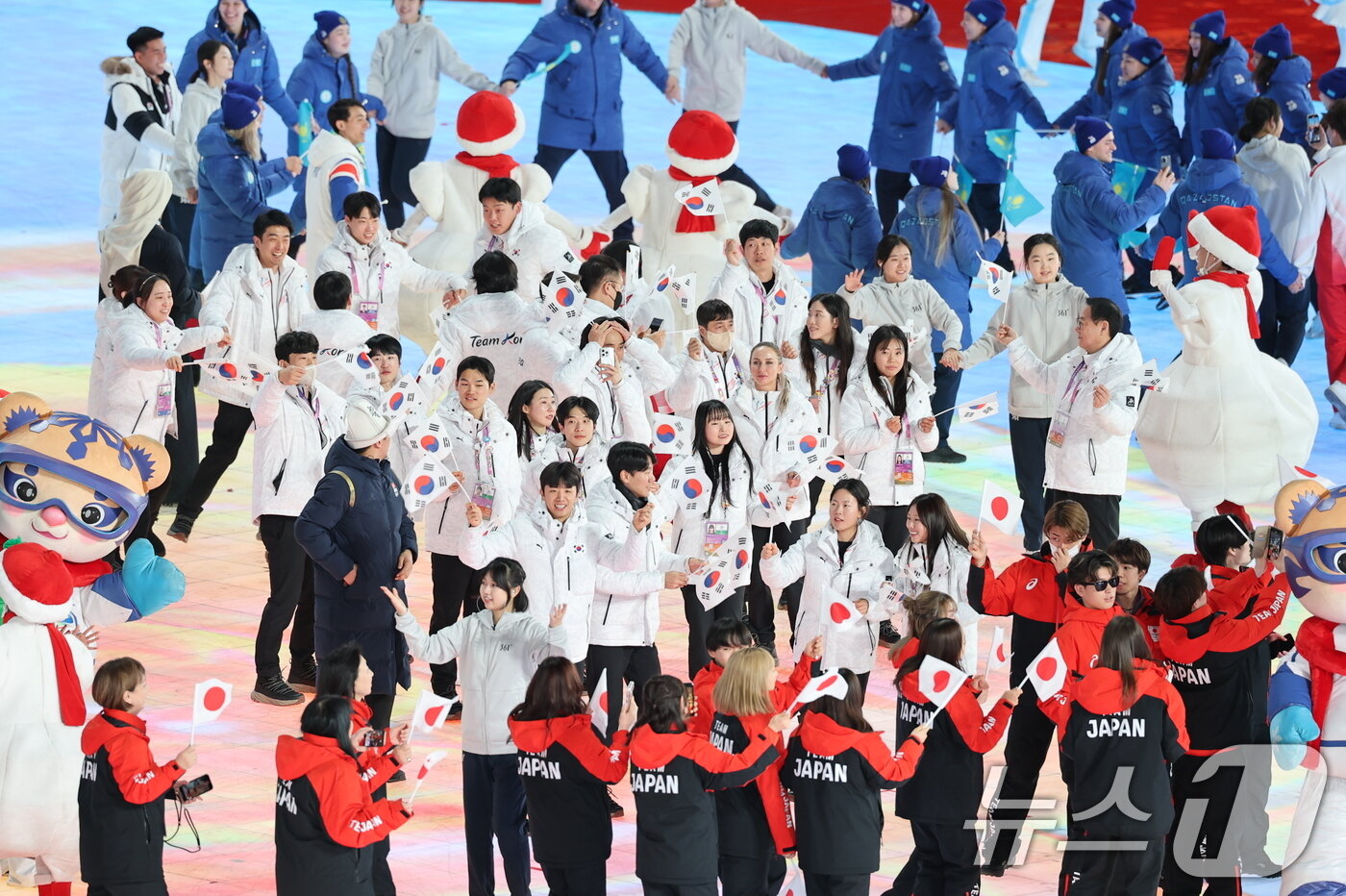 본문 이미지 - 14일 중국 헤이룽장성 하얼빈 국제 컨벤션 전시 스포츠센터에서 열린 제9회 하얼빈 동계아시안게임 폐회식에 대한민국 선수들이 입장하고 있다. 2025.2.14./뉴스1 ⓒ News1 이승배 기자