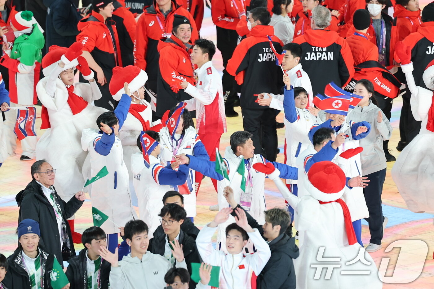 본문 이미지 - 14일 중국 헤이룽장성 하얼빈 국제 컨벤션 전시 스포츠센터에서 열린 제9회 하얼빈 동계아시안게임 폐회식에 북한 선수들이 입장하고 있다. 2025.2.14./뉴스1 ⓒ News1 이승배 기자