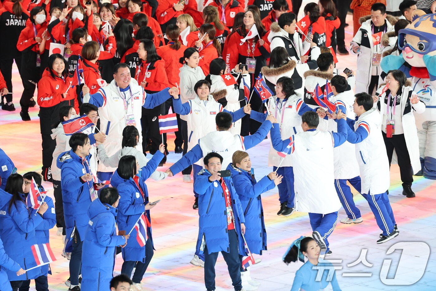 본문 이미지 - 14일 중국 헤이룽장성 하얼빈 국제 컨벤션 전시 스포츠센터에서 열린 제9회 하얼빈 동계아시안게임 폐회식에 북한 선수들이 입장하고 있다. 2025.2.14/뉴스1 ⓒ News1 이승배 기자
