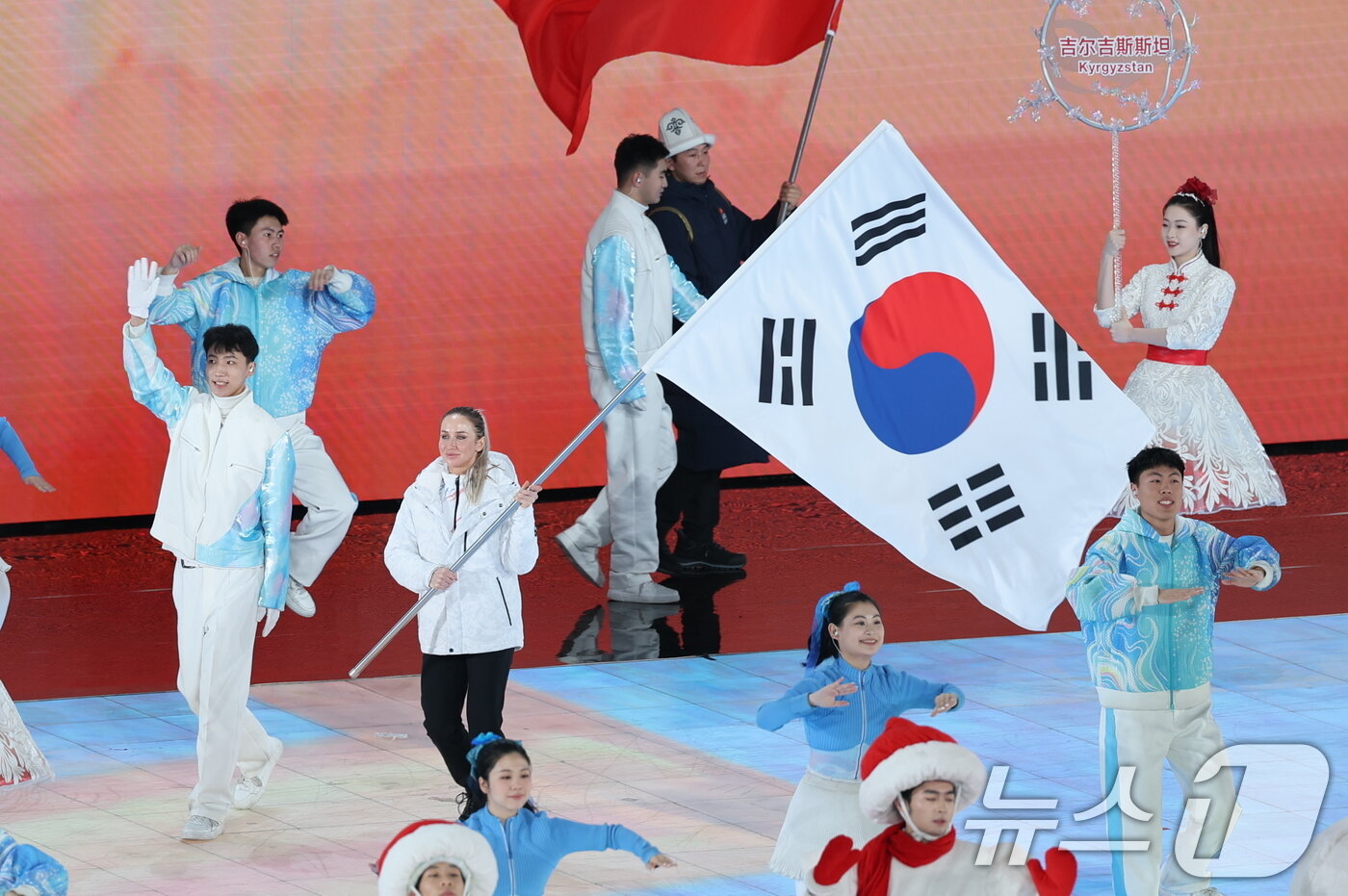 본문 이미지 - 14일 중국 헤이룽장성 하얼빈 국제 컨벤션 전시 스포츠센터에서 열린 제9회 하얼빈 동계아시안게임 폐회식에서 대한민국 기수 예카테리나 압바꾸모바가 태극기를 들고 입장하고 있다. . 2025.2.14/뉴스1 ⓒ News1 이승배 기자