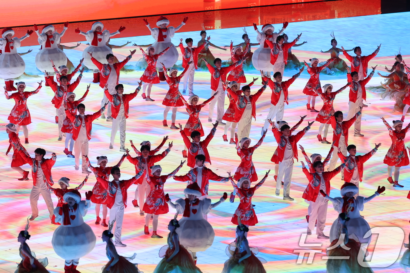 (하얼빈(중국)=뉴스1) 이승배 기자 = 14일 중국 헤이룽장성 하얼빈 국제 컨벤션 전시 스포츠센터에서 열린 제9회 하얼빈 동계아시안게임 폐회식에서 공연이 펼쳐지고 있다.한국은 금 …