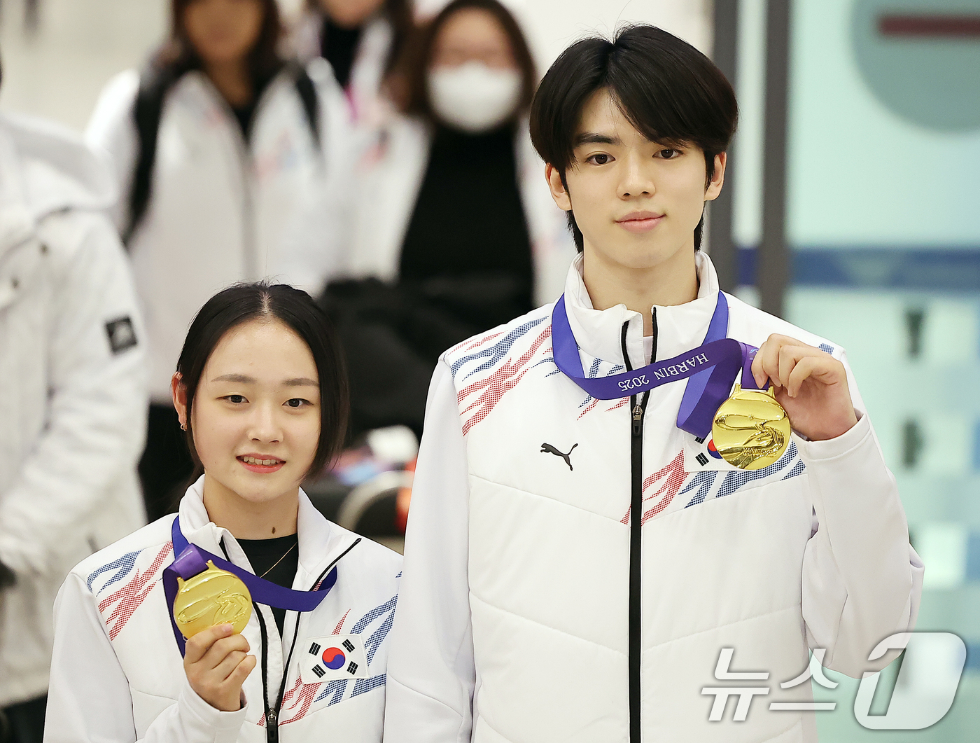 (인천공항=뉴스1) 김진환 기자 = 피겨스케이팅 대표팀의 김채연과 차준환이 제9회 하얼빈 동계아시안게임 출전을 마치고 14일 오후 인천국제공항을 통해 귀국하고 있다.피겨스케이팅 대 …