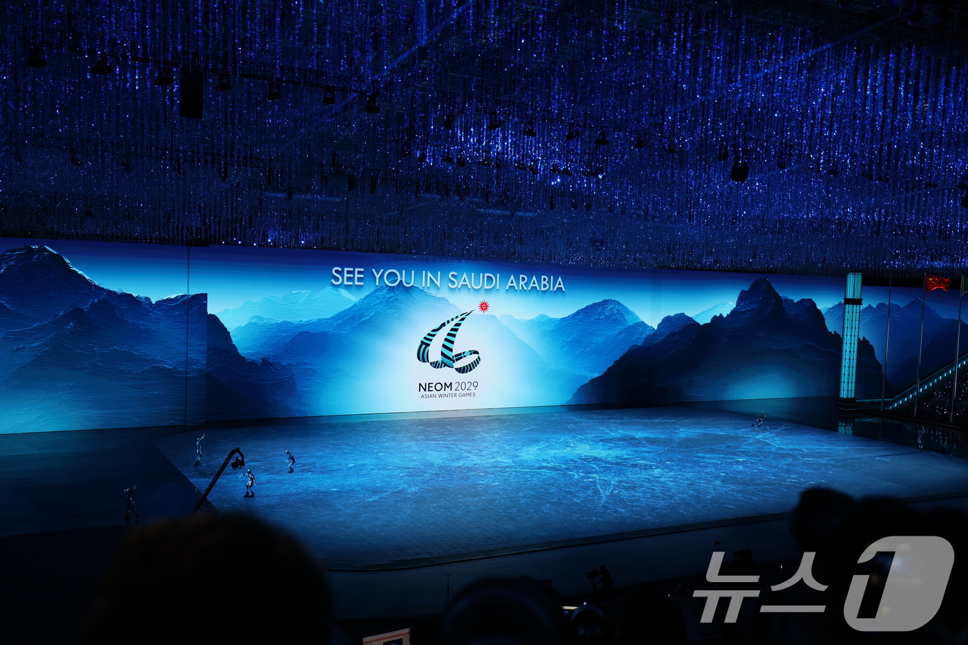 (하얼빈(중국)=뉴스1) 이승배 기자 = 14일 중국 헤이룽장성 하얼빈 국제 컨벤션 전시 스포츠센터에서 열린 제9회 하얼빈 동계아시안게임 폐회식에 10회 동계아시안게임 개최국인 사 …