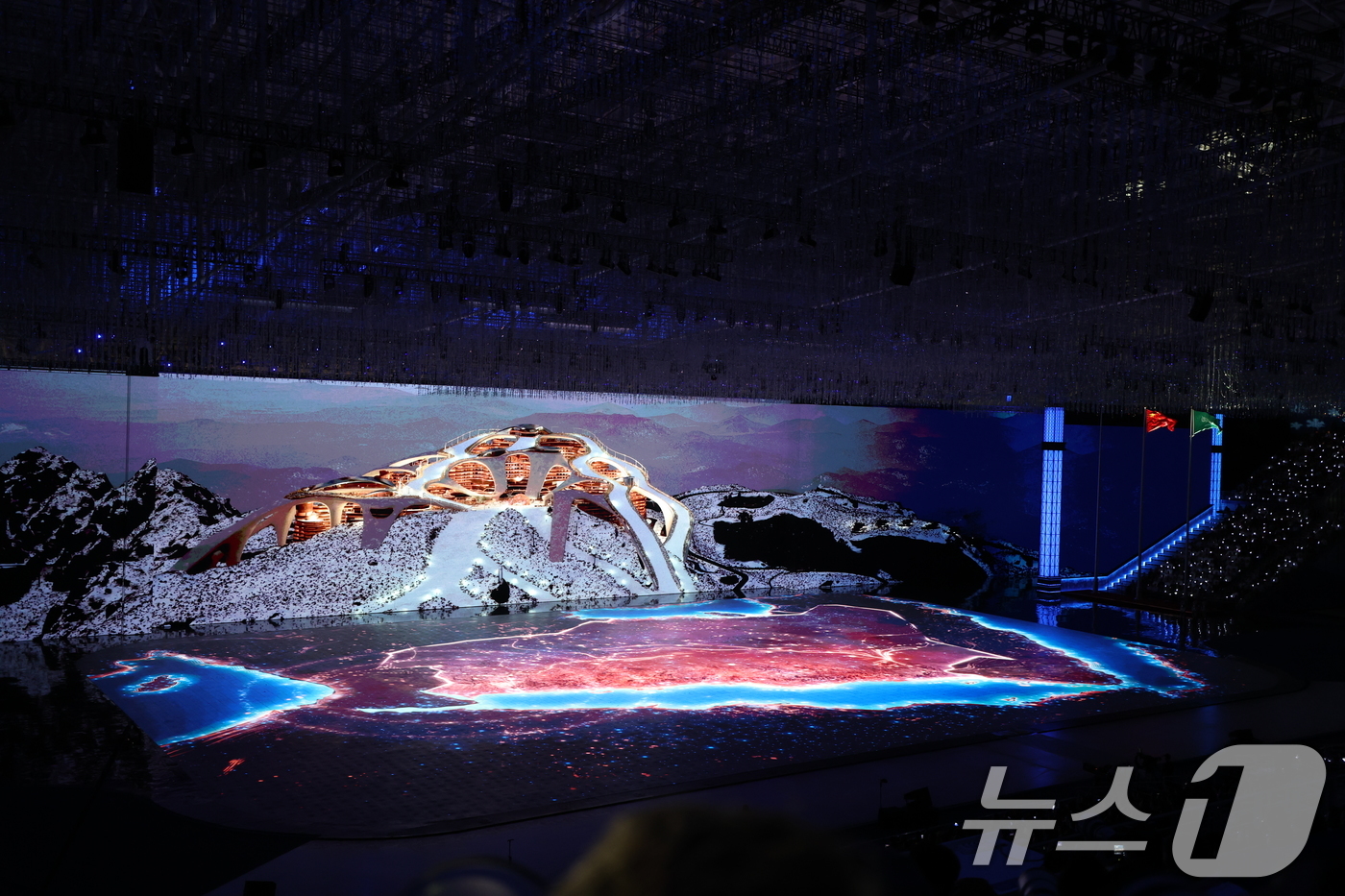 (하얼빈(중국)=뉴스1) 이승배 기자 = 14일 중국 헤이룽장성 하얼빈 국제 컨벤션 전시 스포츠센터에서 열린 제9회 하얼빈 동계아시안게임 폐회식에서 10회 동계아시안게임 개최국 사 …