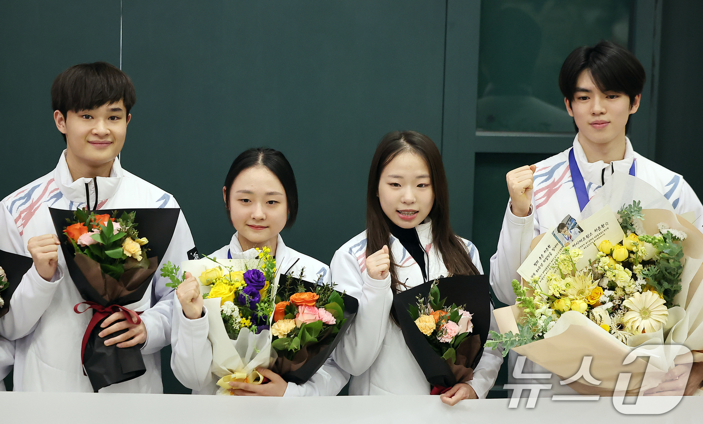 (인천공항=뉴스1) 김진환 기자 = 피겨스케이팅 대표팀의 김현겸(왼쪽부터), 김채연, 김서영, 차준환이 제9회 하얼빈 동계아시안게임 출전을 마치고 14일 오후 인천국제공항을 통해 …