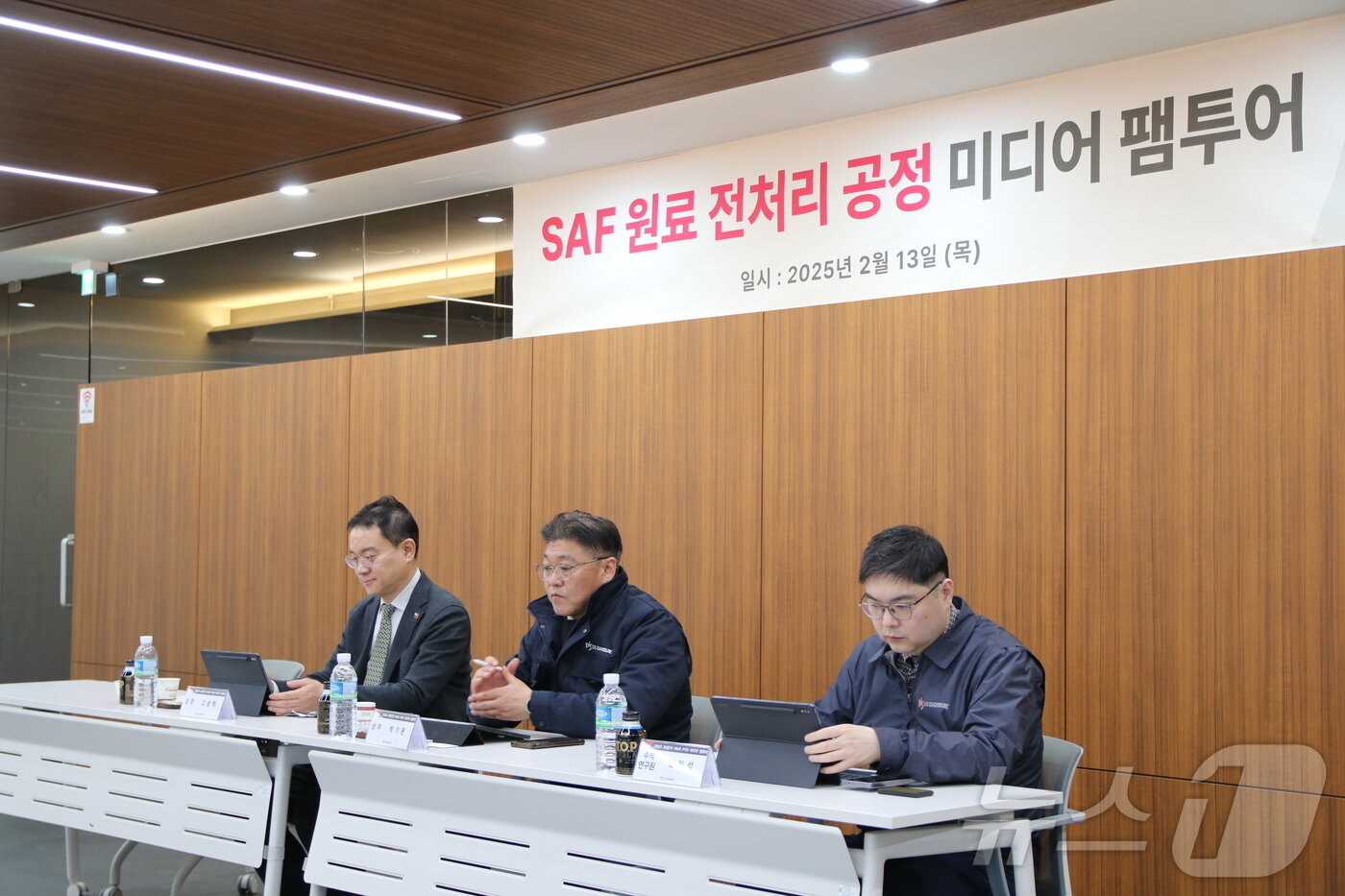 본문 이미지 - 13일 DS단석 경기 평택1공장에서 박기돈 평택1공장장과 신현석 수석연구원이 기자들의 질의에 답변하는 모습&#40;DS단석 제공&#41; 2025.2.13/뉴스1