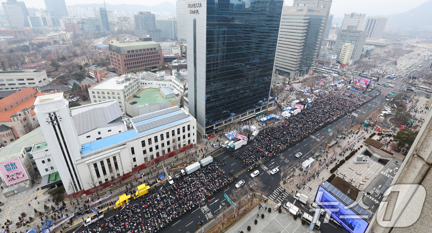 (서울=뉴스1) 신웅수 기자 = 윤석열 대통령 지지자 등 보수단체 회원들이 15일 오후 서울 세종대로 일대에서 윤 대통령 탄핵 반대 집회를 하고 있다. 2025.2.15/뉴스1