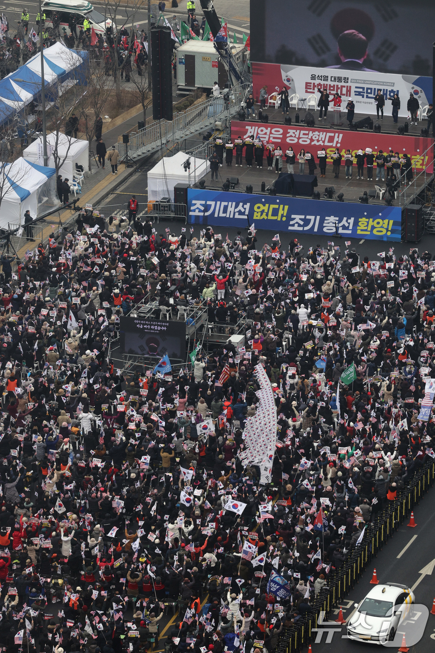(서울=뉴스1) 신웅수 기자 = 윤석열 대통령 지지자 등 보수단체 회원들이 15일 오후 서울 세종대로 일대에서 윤 대통령 탄핵 반대 집회를 하고 있다. 2025.2.15/뉴스1