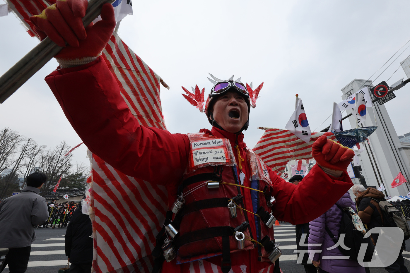 (서울=뉴스1) 신웅수 기자 = 윤석열 대통령 지지자 등 보수단체 회원들이 15일 오후 서울 세종대로 일대에서 윤 대통령 탄핵 반대 집회를 하고 있다. 2025.2.15/뉴스1