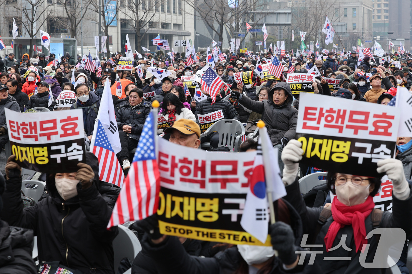 (서울=뉴스1) 신웅수 기자 = 윤석열 대통령 지지자 등 보수단체 회원들이 15일 오후 서울 세종대로 일대에서 윤 대통령 탄핵 반대 집회를 하고 있다. 2025.2.15/뉴스1