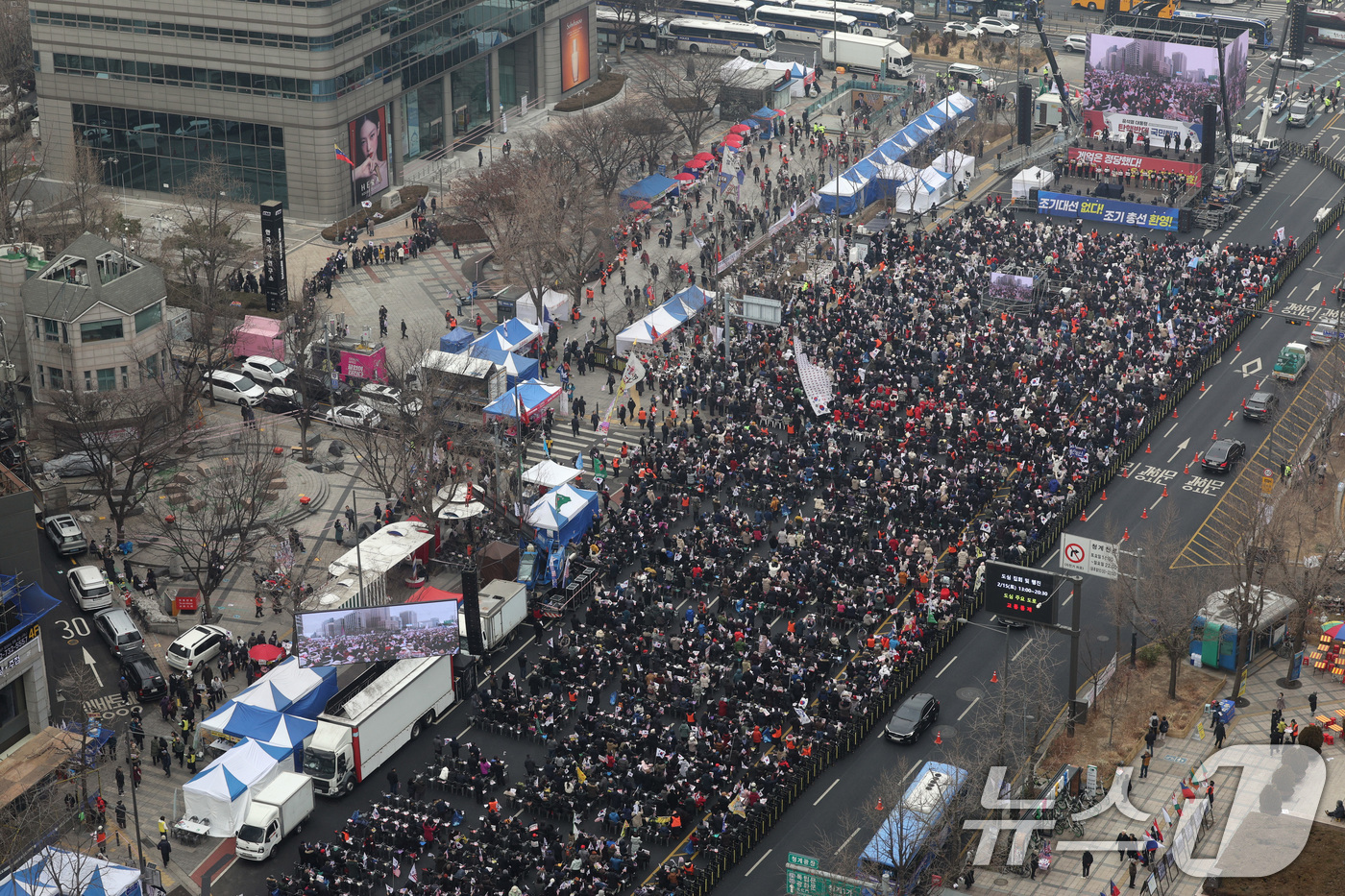 (서울=뉴스1) 신웅수 기자 = 윤석열 대통령 지지자 등 보수단체 회원들이 15일 오후 서울 세종대로 일대에서 윤 대통령 탄핵 반대 집회를 하고 있다. 2025.2.15/뉴스1