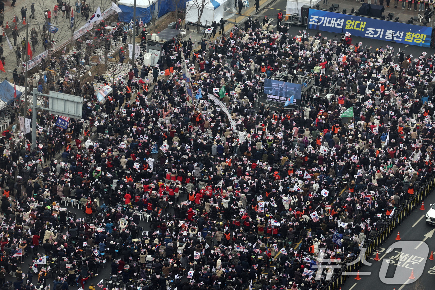 (서울=뉴스1) 신웅수 기자 = 윤석열 대통령 지지자 등 보수단체 회원들이 15일 오후 서울 세종대로 일대에서 윤 대통령 탄핵 반대 집회를 하고 있다. 2025.2.15/뉴스1