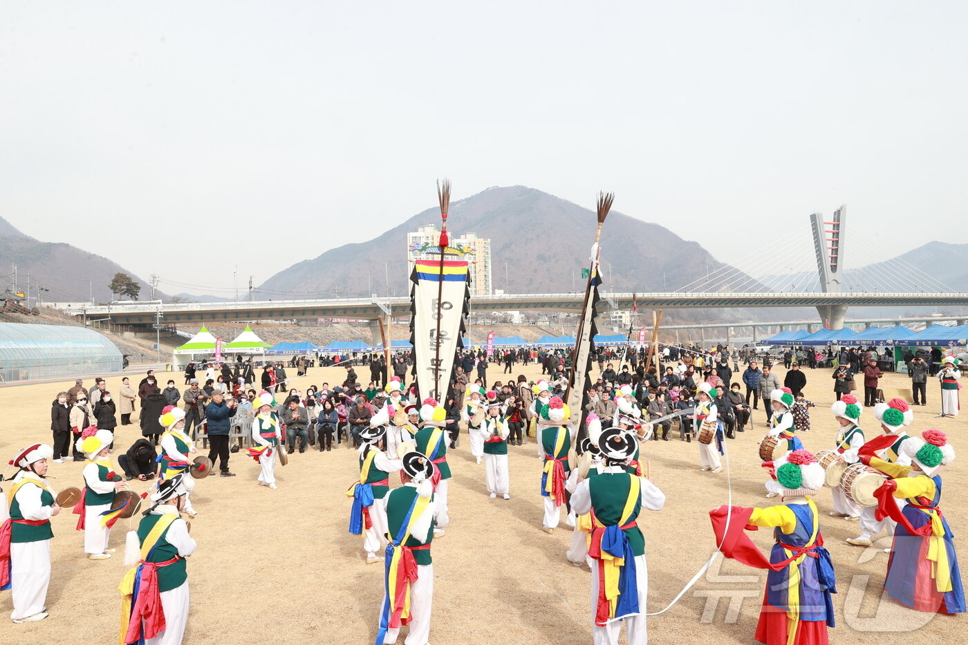 본문 이미지 - 15일 강원 영월 동강둔치에서 열린 정월대보름축제장에서 축하 공연이 열리고 있다.(영월군 제공, 재판매 및 DB금지)