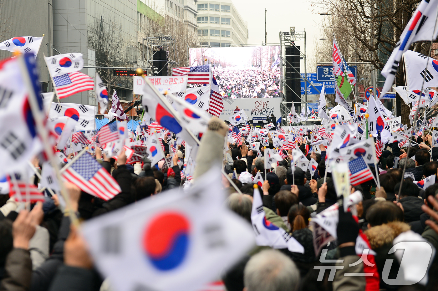 (광주=뉴스1) 이승현 기자 = 보수성향 개신교 단체인 '세이브코리아' 회원들이 15일 광주 금남로 일대에서 윤석열 대통령 탄핵 반대와 석방을 촉구하는 기도회를 하고 있다. 202 …