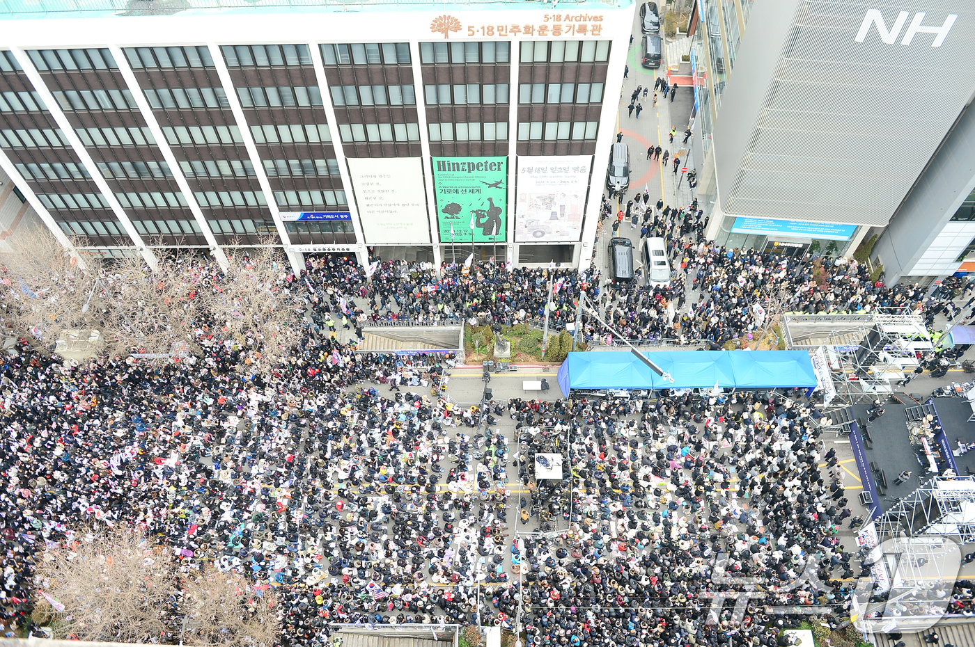 (광주=뉴스1) 이승현 기자 = 보수성향 개신교 단체인 '세이브코리아' 회원들이 15일 광주 금남로 일대에서 윤석열 대통령 탄핵 반대와 석방을 촉구하는 기도회를 하고 있다. 202 …