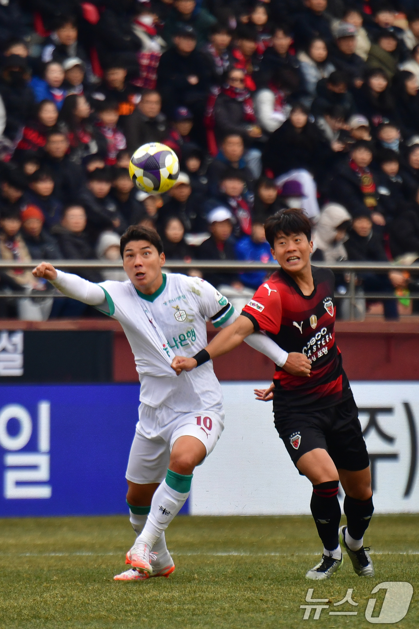 (포항=뉴스1) 최창호 기자 = 15일 오후 경북 포항 스틸야드에서 열린 하나은행 K리그1 2025 프로축구 포항 스틸러스와 대전  하나 시티즌 경기 전반 대전 주민규가 몸싸움하고 …