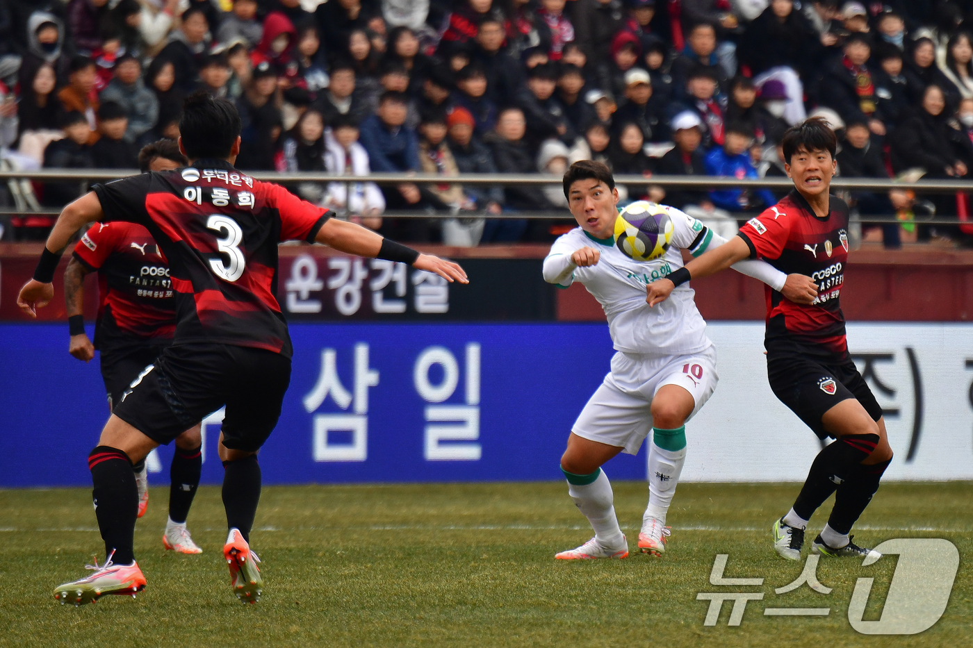 (포항=뉴스1) 최창호 기자 = 15일 오후 경북 포항 스틸야드에서 열린 하나은행 K리그1 2025 프로축구 포항 스틸러스와 대전  하나 시티즌 경기 전반 대전 주민규가 몸싸움하고 …