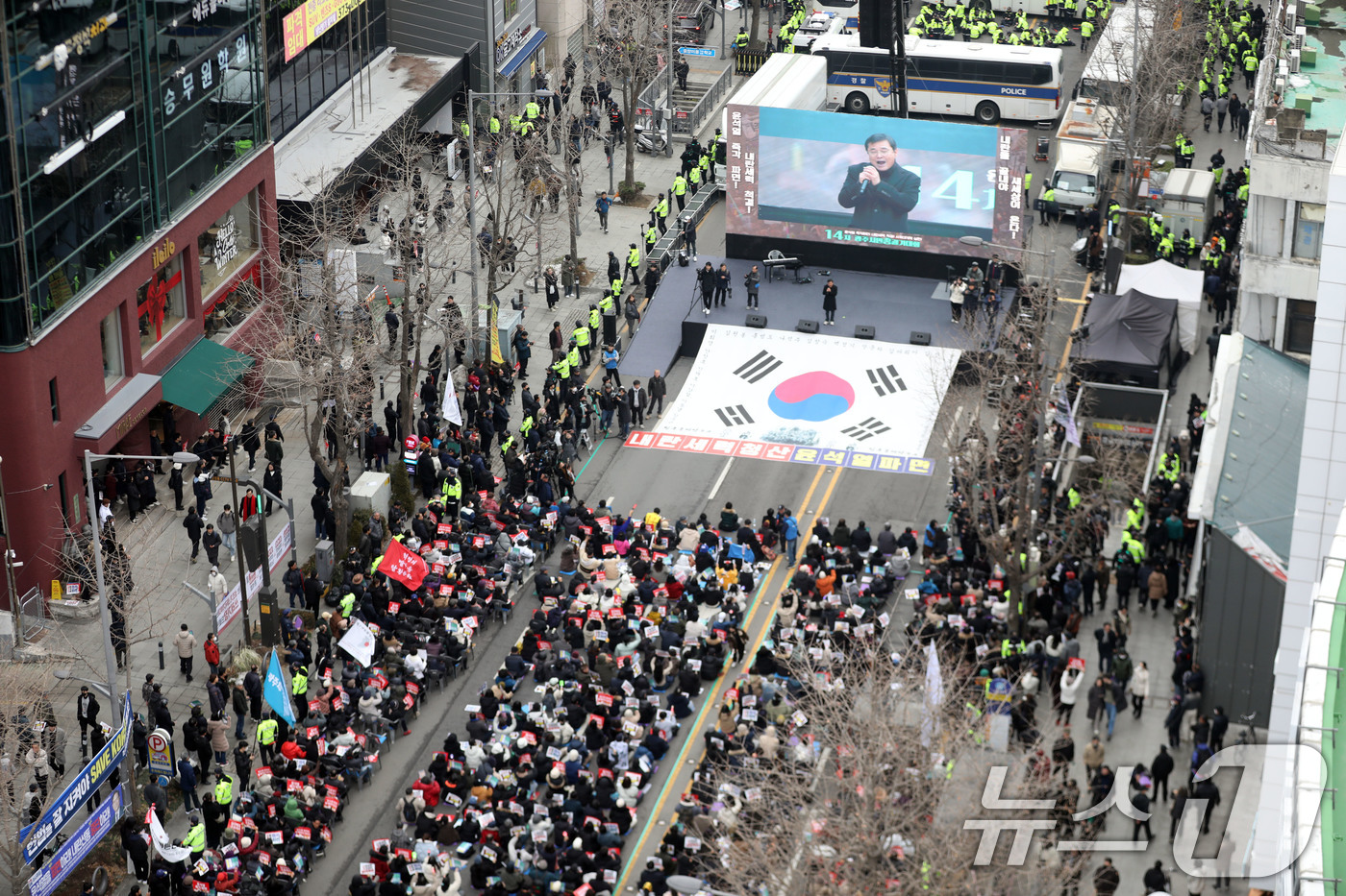 (광주=뉴스1) 박지현 기자 = 15일 오후 광주 동구 금남로 일대에서 열린 열린 대통령 탄핵 찬성 집회에서 참가자들이 구호를 외치고 있다. 2025.2.15/뉴스1