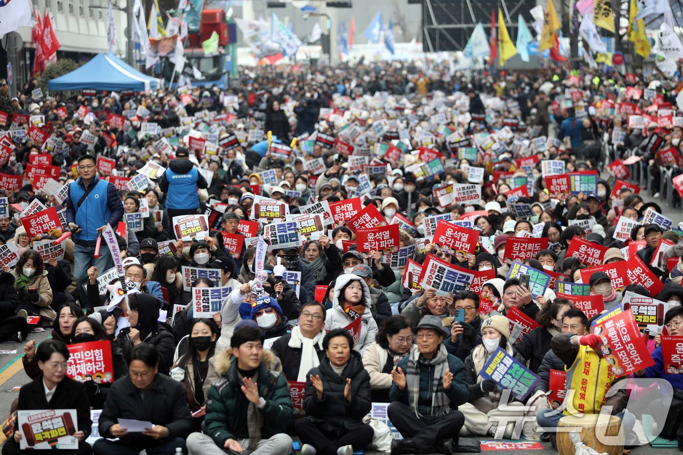 (광주=뉴스1) 박지현 기자 = 15일 오후 광주 동구 금남로 일대에서 열린 열린 대통령 탄핵 찬성 집회에서 참가자들이 구호를 외치고 있다. 2025.2.15/뉴스1