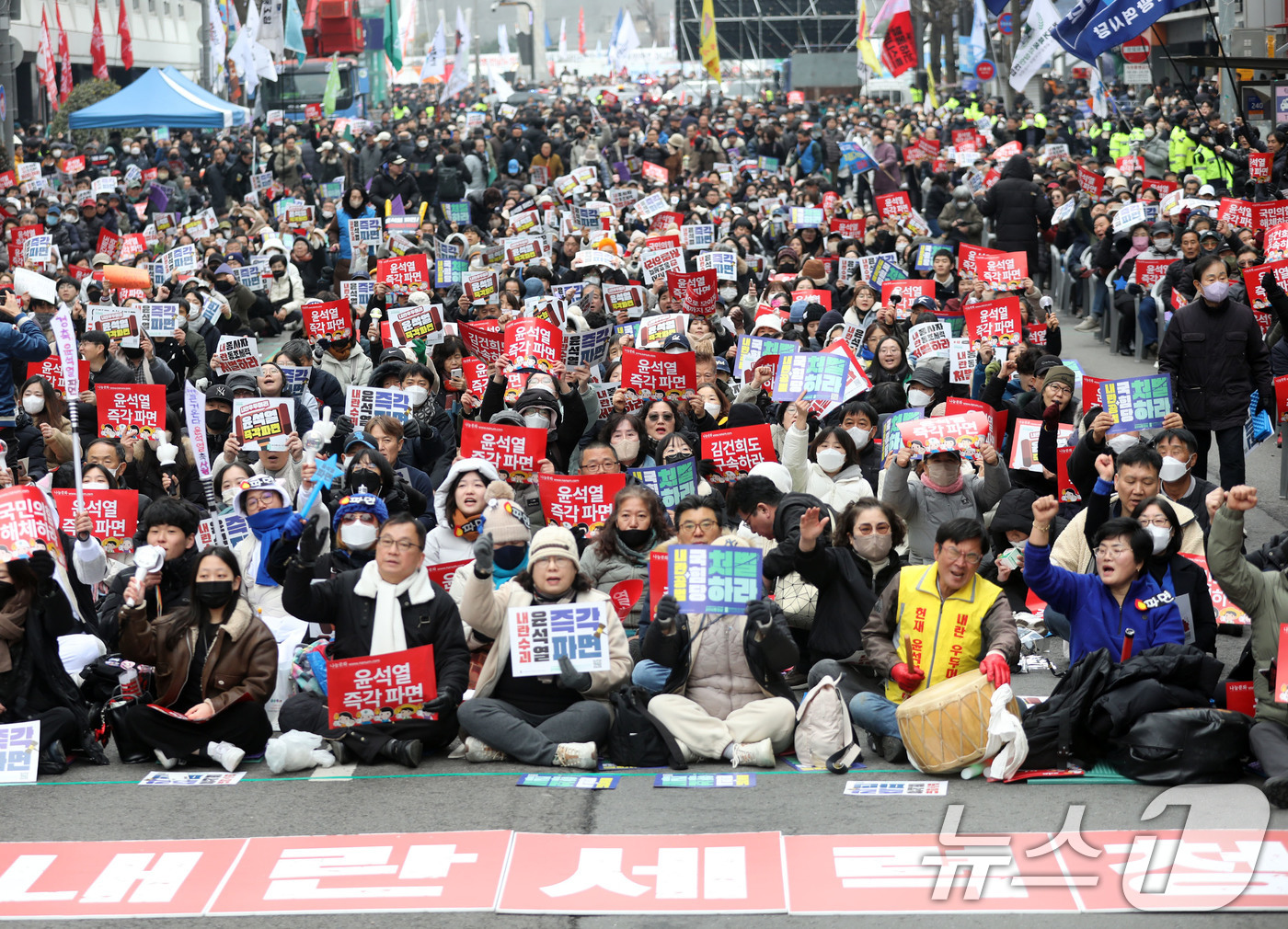 (광주=뉴스1) 박지현 기자 = 광주 170여개 시민단체가 모인 '윤석열정권 즉각퇴진·사회대개혁 광주비상행동'이 윤 대통령의 탄핵 촉구와 함께 내란 세력 척결을 위한 '제14차 광 …