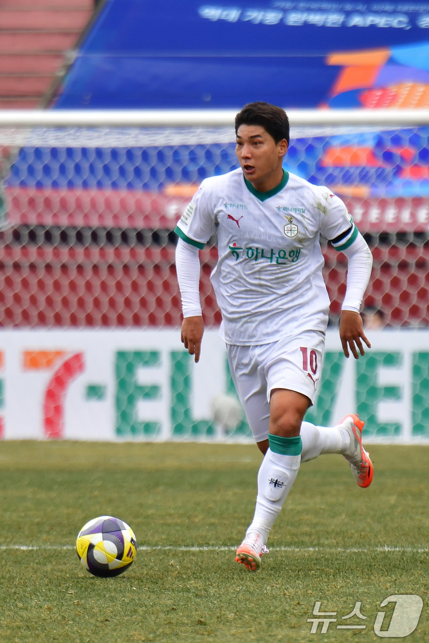 (포항=뉴스1) 최창호 기자 = 15일 오후 경북 포항 스틸야드에서 열린 하나은행 K리그1 2025 프로축구 포항 스틸러스와 대전  하나 시티즌 경기 전반 대전 주민규가 드리블하고 …