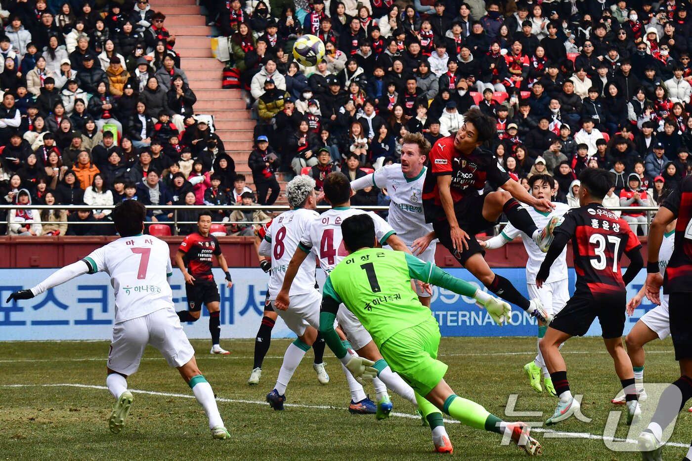 본문 이미지 - K리그 포항 스틸러스에서 존재감을 드러내 대표팀에 처음 발탁된 이호재(오른쪽). 2025.2.15/뉴스1 ⓒ News1 최창호 기자