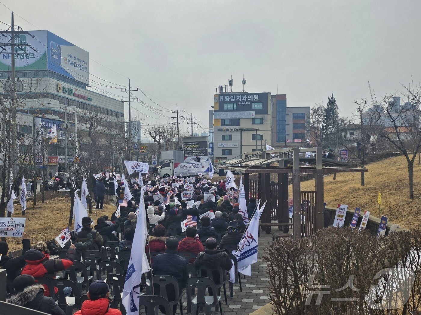 본문 이미지 - 세이브코리아 춘천은 15일 오후 낙원 문화광장에서 윤석열 대통령 탄핵 반대 집회를 개최했다.(독자 제공, 재판매 및 DB금지)