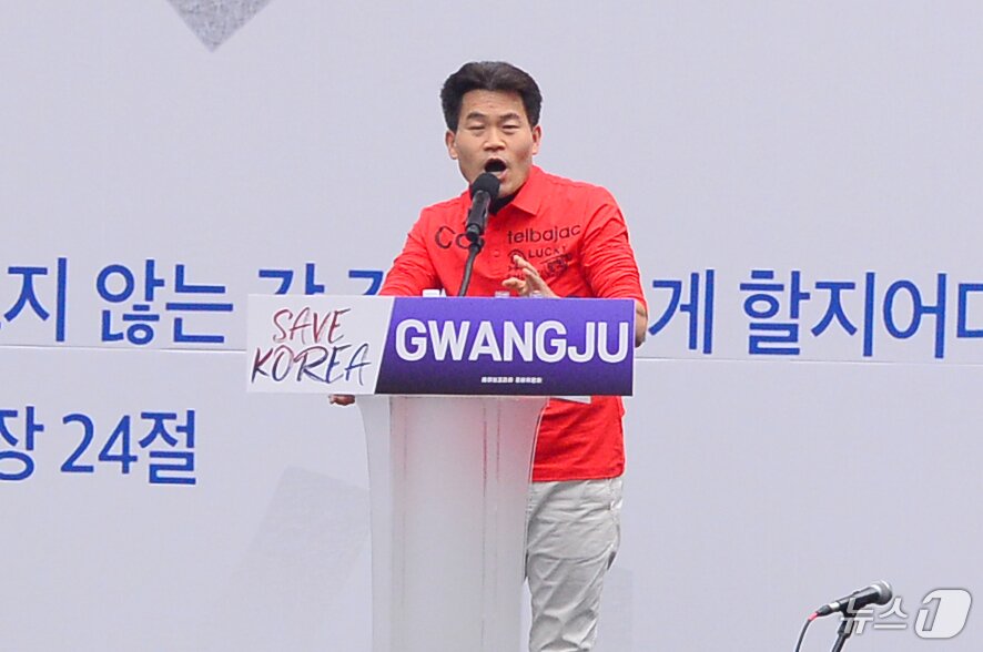 본문 이미지 - 전한길 한국사 강사가 15일 광주 금남로 일대에서 열린 보수성향 개신교 단체 &#39;세이브코리아&#39;의 국가비상기도회에서 연설하고 있다. 2025.2.15/뉴스1 ⓒ News1 이승현 기자