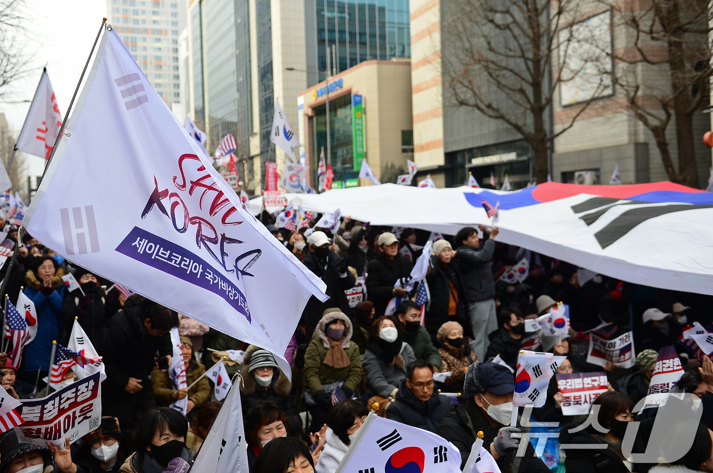 (광주=뉴스1) 이승현 기자 = 보수성향 개신교 단체인 '세이브코리아' 회원들이 15일 광주 금남로 일대에서 윤석열 대통령 탄핵 반대와 석방을 촉구하는 기도회를 하고 있다. 202 …