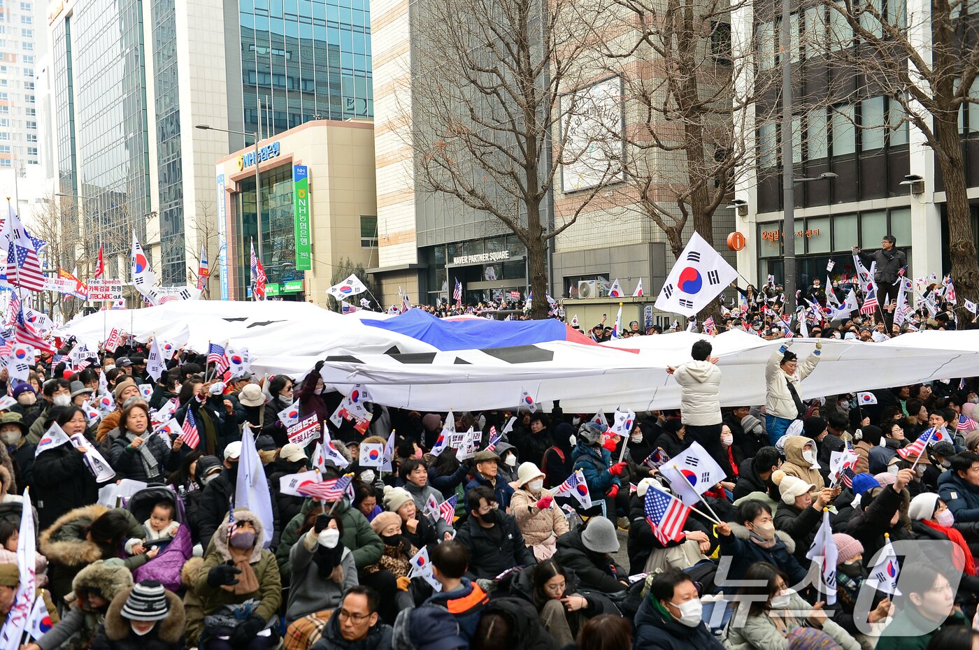 본문 이미지 - 보수성향 개신교 단체인 &#39;세이브코리아&#39; 회원들이 15일 광주 금남로 일대에서 윤석열 대통령 탄핵 반대와 석방을 촉구하는 기도회를 하고 있다. 2025.2.15/뉴스1 ⓒ News1 이승현 기자