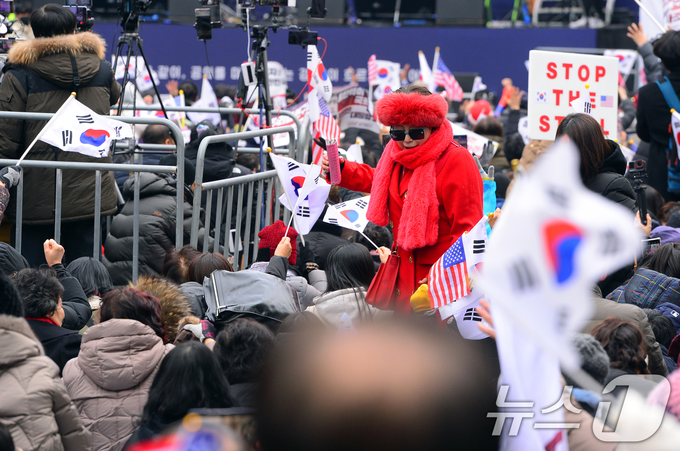(광주=뉴스1) 이승현 기자 = 보수성향 개신교 단체인 '세이브코리아' 회원들이 15일 광주 금남로 일대에서 윤석열 대통령 탄핵 반대와 석방을 촉구하는 기도회를 하고 있다. 202 …