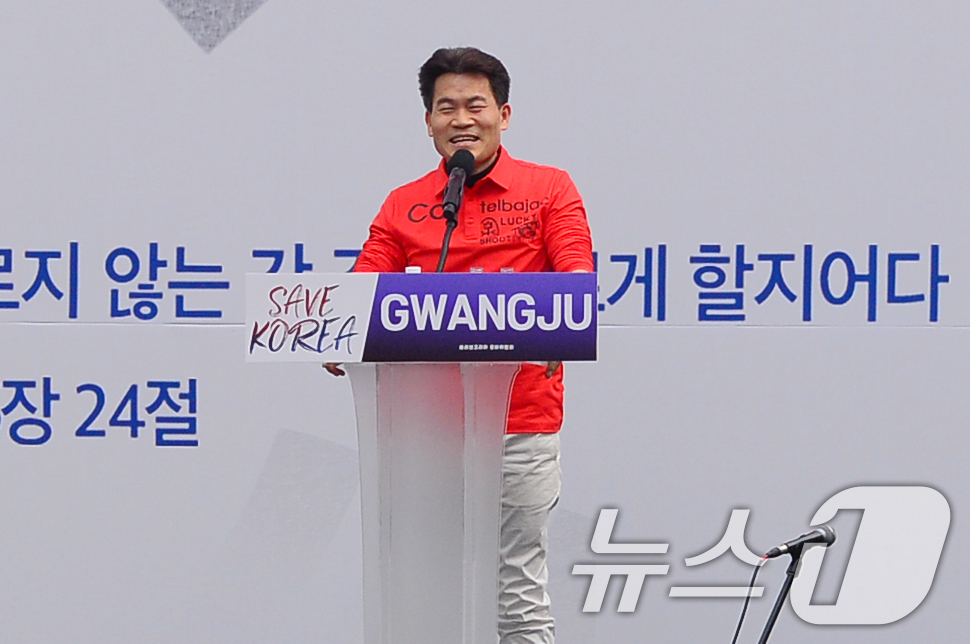 (광주=뉴스1) 이승현 기자 = 전한길 한국사 강사가 15일 광주 금남로 일대에서 열린 보수성향 개신교 단체 '세이브코리아'의 국가비상기도회에서 연설하고 있다. 2025.2.15/ …