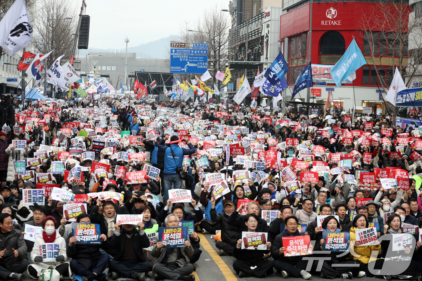 (광주=뉴스1) 박지현 기자 = 15일 '윤석열정권 즉각퇴진·사회대개혁 광주비상행동'의 제14차 광주시민총궐기대회에서 시민들이 피켓을 들고 윤석열 대통령 탄핵 구호를 외치고 있다. …