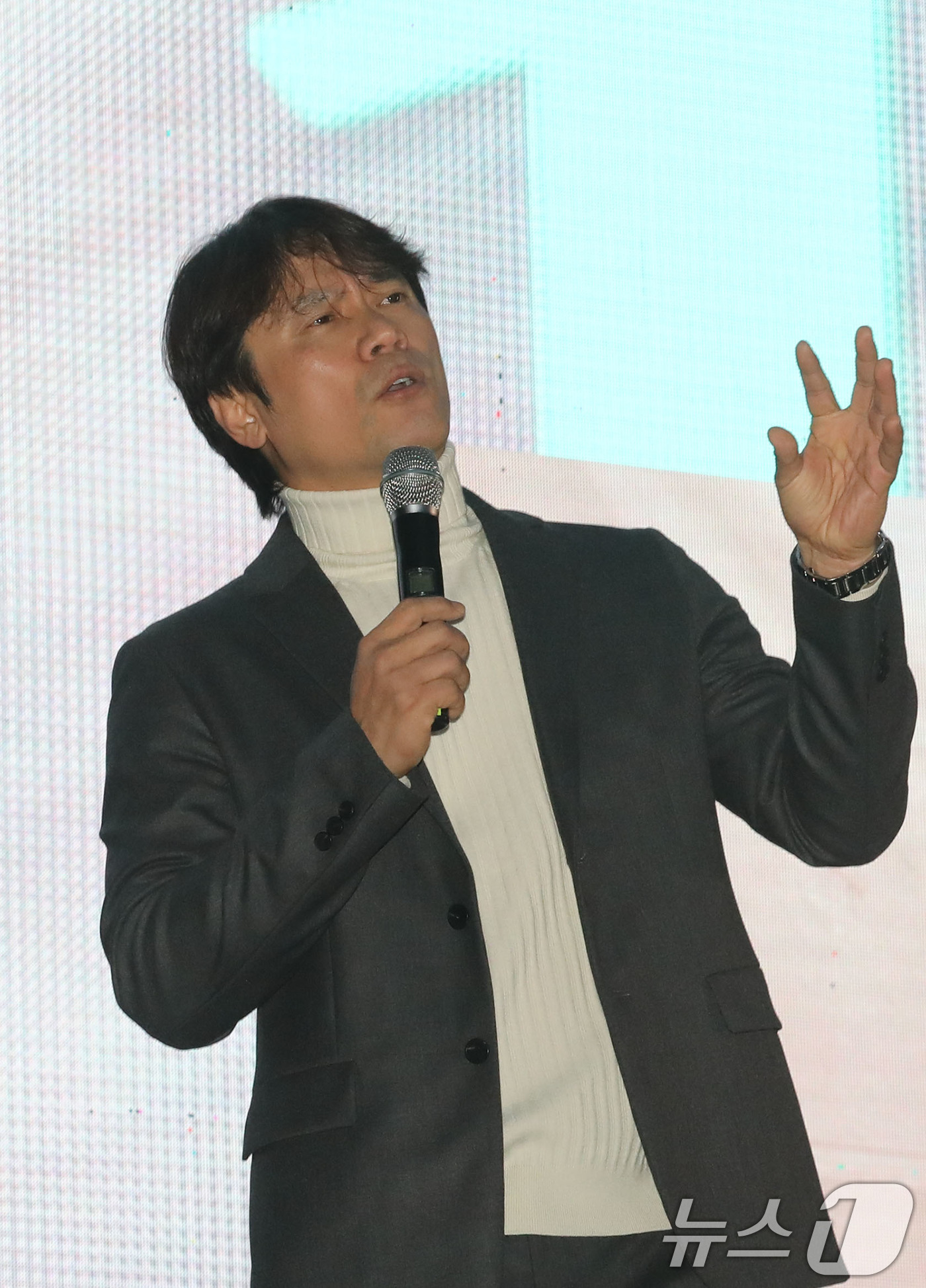 (광주=뉴스1) 박지현 기자 = 15일 오후 광주 동구 금남로에서 유명 한국사 강사 황현필 씨가 윤석열 대통령 탄핵 찬성 집회에 참석해 탄핵 반대 집회를 비판하고 있다. 2025. …