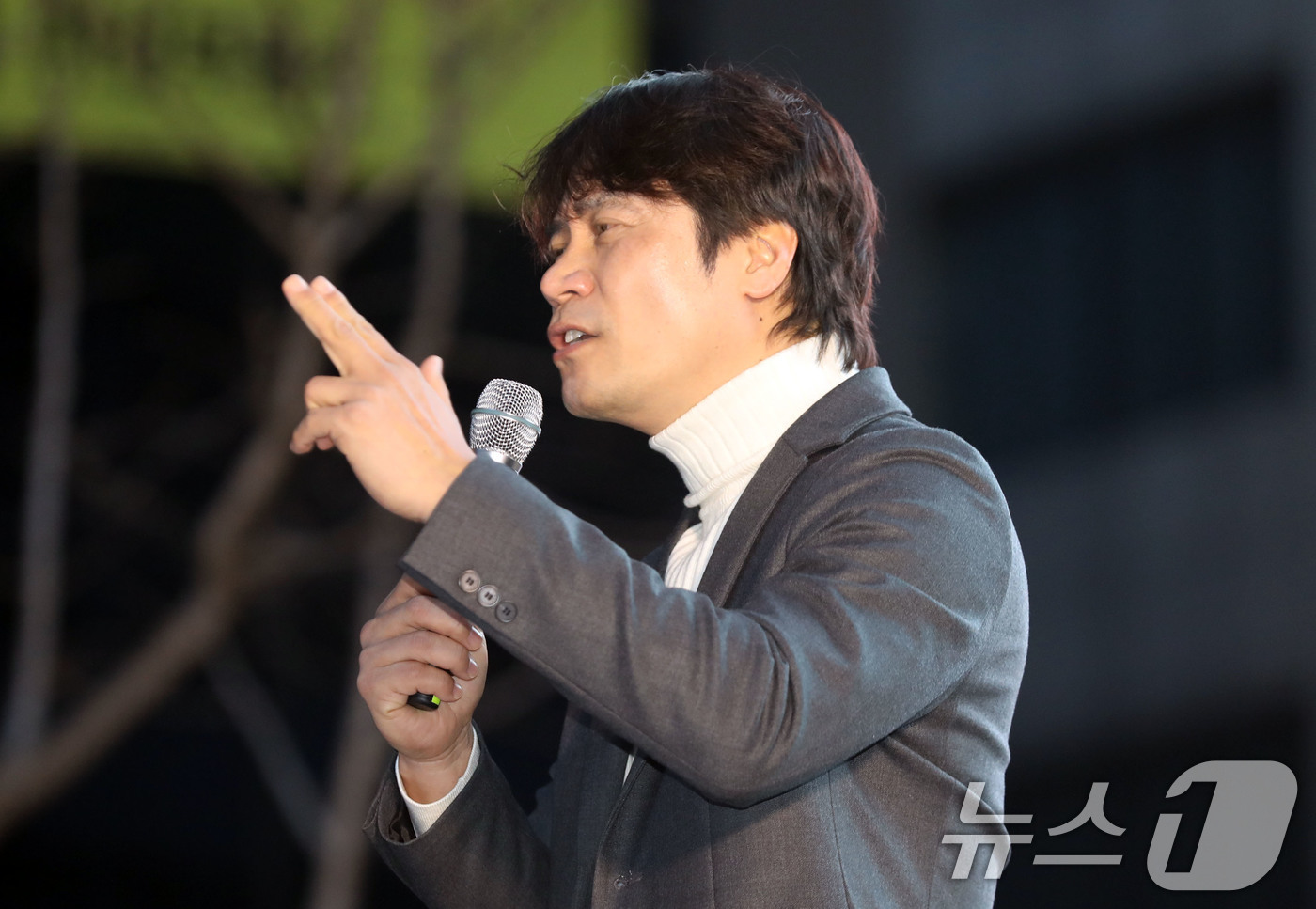 (광주=뉴스1) 박지현 기자 = 15일 오후 광주 동구 금남로에서 유명 한국사 강사 황현필 씨가 윤석열 대통령 탄핵 찬성 집회에 참석해 반대 측 집회를 비판하고 있다. 2025.2 …