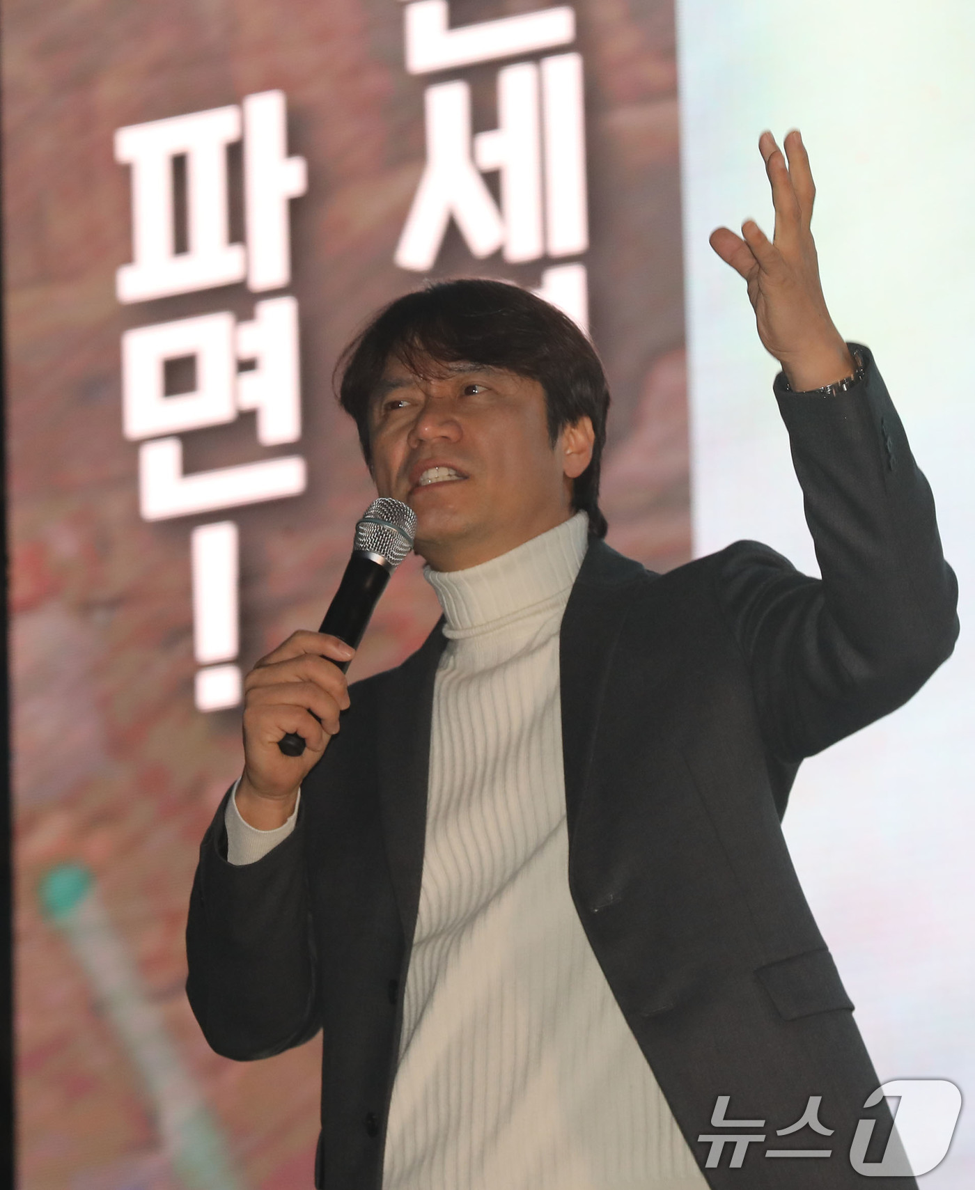 (광주=뉴스1) 박지현 기자 = 15일 오후 광주 동구 금남로에서 유명 한국사 강사 황현필 씨가 윤석열 대통령 탄핵 찬성 집회에 참석해 반대 측 집회를 비판하고 있다. 2025.2 …