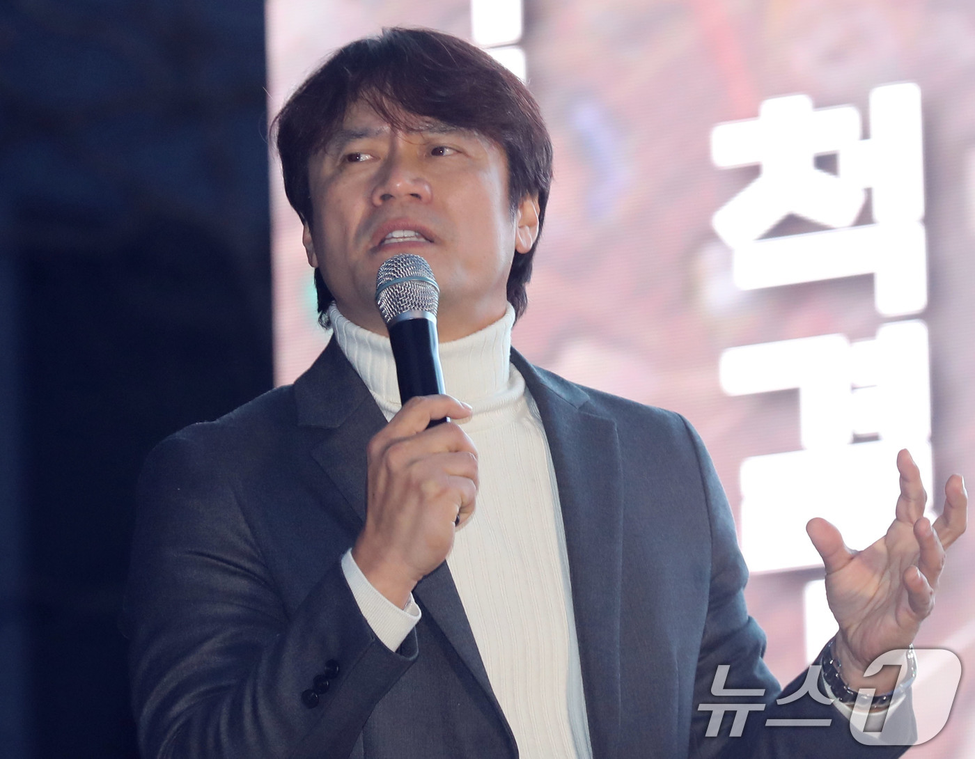 (광주=뉴스1) 박지현 기자 = 15일 오후 광주 동구 금남로에서 유명 한국사 강사 황현필 씨가 윤석열 대통령 탄핵 찬성 집회에 참석해 반대 측 집회를 비판하고 있다. 2025.2 …